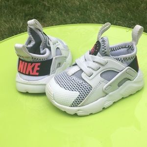 Nike Huarache sneaks size 4C great condition